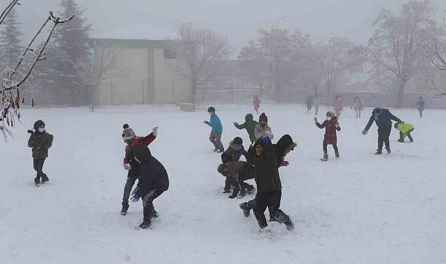 Erzincan'ın Refahiye ilçesinde eğitime kar tatili