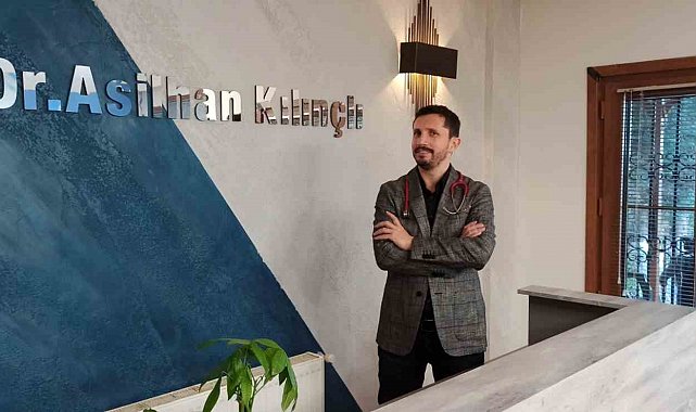 Esenyurt E-5'te eşi ile tartışınca aracından inen doktor, feci kazada ağır yaralandı