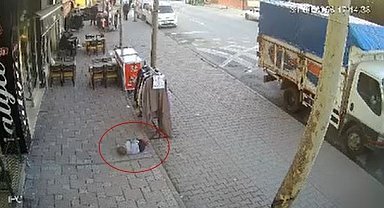 Esenyurt'ta 2 yaşındaki çocuk birinci kattaki balkondan aşağıya düştü