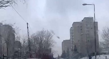 Esenyurt'ta karlı yolda feci kaza kamerada: Kayan otomobil 2 öğretmene çarptı