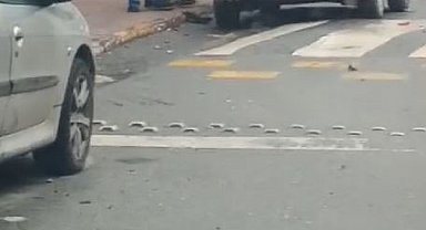 Esenyurt'ta kocasına sinirlenen kadın, arabayı çekiçle pert etti