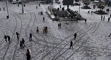 Esenyurt'ta polis ile vatandaşlar kar topu oynadı