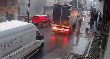 Esenyurt'ta seyir halindeki kamyonet ağaca çarptı