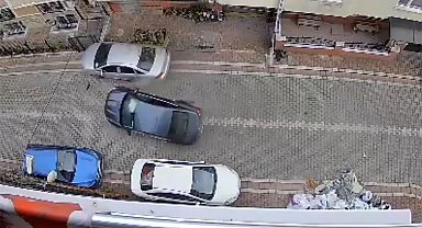 Esenyurt'ta sokak arasında hızla dönen araç park halindeki araca çarptı