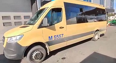 Esenyurt'ta ters yönde seyreden minibüs şoförü trafiği tehlikeye attı: O anlar kamerada