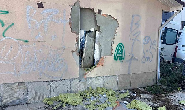 Eski hastane deposunun duvarını kırıp içeri girdiler, güvenlik kamerasını boyadılar