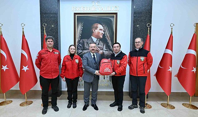 Eskişehir AKUT ekibi, toplum bilincinin arttırılması için yapılan çalışmaları Vali Aksoy'a anlattı