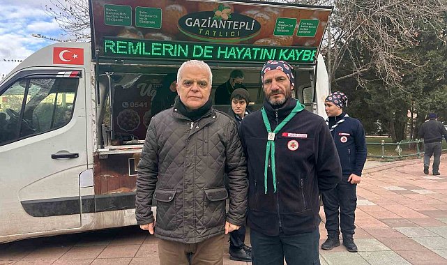 Eskişehir'de depremde hayatını kaybeden vatandaşlar için farklı yerlerde lokma dağıtıldı
