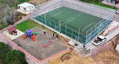 Eşme Ahmediye halı sahası tamamlandı