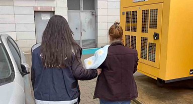 Evden 75 bin liralık altın ve para çalan kadın yakalandı