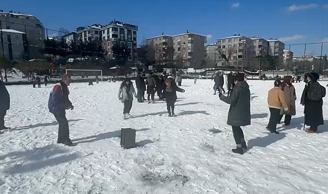 Eyüpsultan beyaza büründü: Çocuklar kar topu ile anneleri oyun havasıyla eğlendi