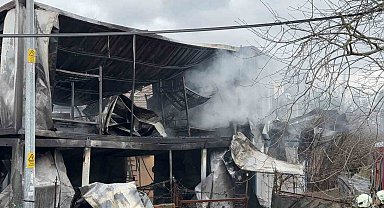 Eyüpsultan'da inşaat işçilerinin konakladığı konteynırlar alev alev yandı