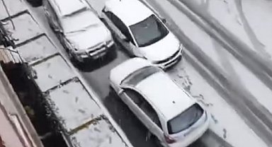 Eyüpsultan'da kar nedeniyle kayan otomobil diğer araçlara çarptı