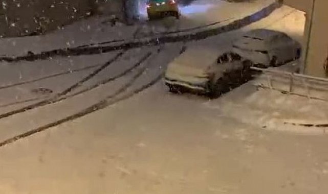 Eyüpsultan'da karda kayan taksi apartmanın önüne düştü: O anlar kamerada