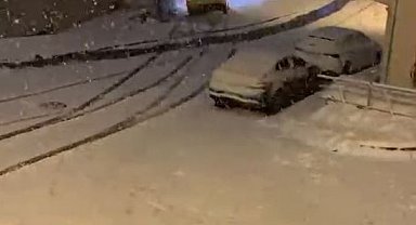 Eyüpsultan'da karda kayan taksi apartmanın önüne düştü: O anlar kamerada