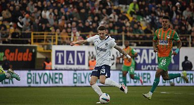 Fenerbahçe'nin Süper Lig'de 4000. golünü Szymanski attı