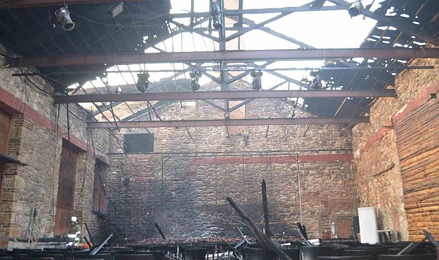 Festivalin final gecesinden çıkan yangın 2 tarihi binayı küle çevirdi