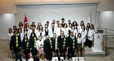 Fizyoterapi ve rehabilitasyon öğrencileri beyaz önlüklerini giydi