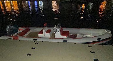 Foça'da sahipsiz lastik bot bulundu