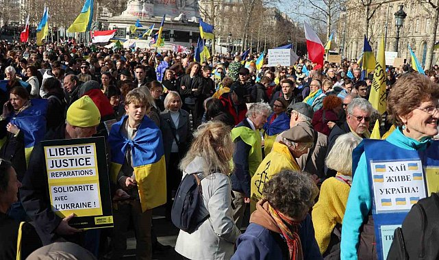 Fransa'da Ukrayna-Rusya savaşının yıldönümü öncesi binlerce kişi sokağa indi