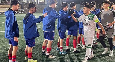 Futbolcular maçı bırakıp, tribüne saldırdı