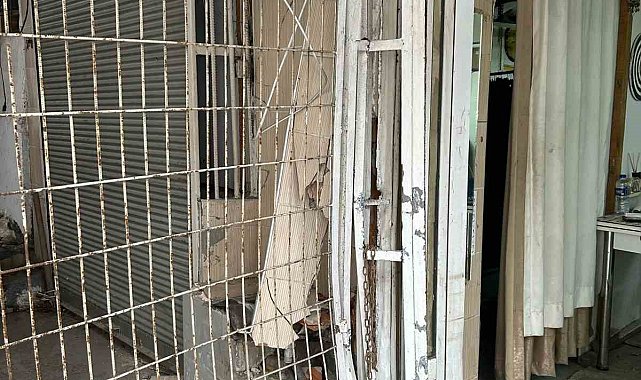 Gaz ile freni karıştırınca, çöp kamyoneti iş yerinin duvarına çarptı