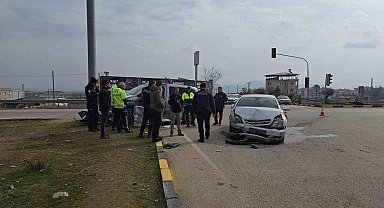 Gaziantep'te otomobil ile hafif ticari araç çarpıştı: 2 yaralı