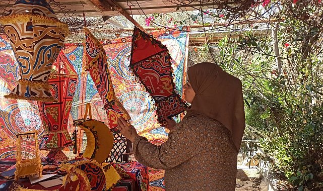 Gazzeli kadın yardım kutularından Ramazan feneri yapıyor