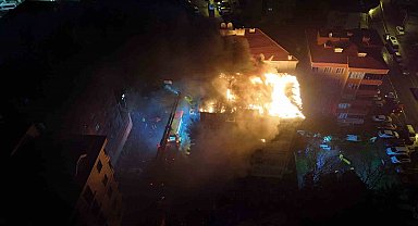 Gece yarısı 5 katlı binada yangın