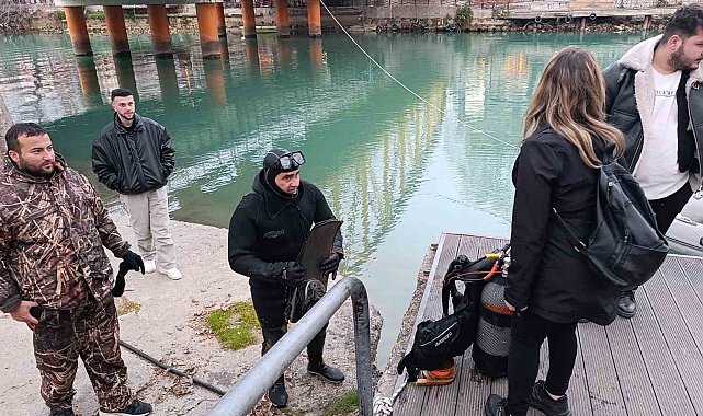 Genç kızın ırmağa düşürdüğü telefon dalgıçlar tarafından çıkartıldı