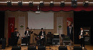 Genç müzisyenler final için sahnede