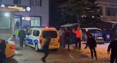 Gençler karakolda polislerle kartopu oynadı