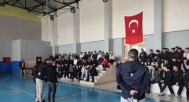 Gençler, terörizm ve güvenlik konusunda bilgilendiriliyor