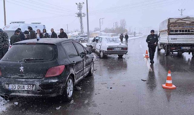 Gevaş'ta otomobiller çarpıştı: 2 yaralı