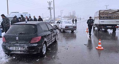 Gevaş'ta otomobiller çarpıştı: 2 yaralı