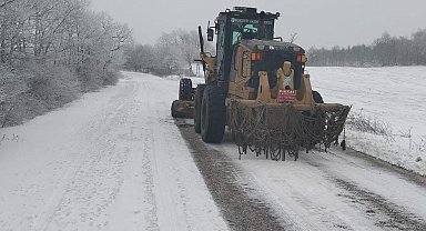 Gönen'de karla mücadele çalışmaları sürüyor