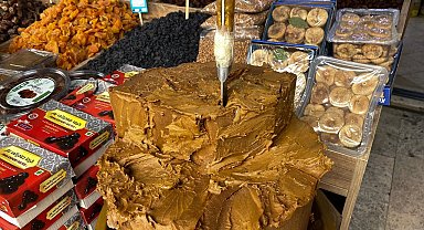 Görüntüsü ile dikkat çeken katı pekmezin faydaları saymakla bitmiyor