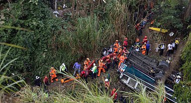 Guatemala'da yolcu otobüsü köprüden düştü: 51 ölü