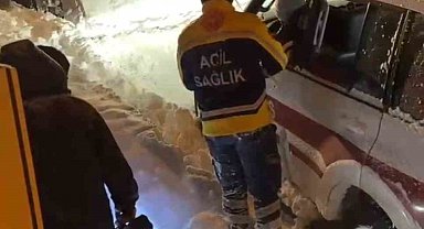 Gümüşhane'de rahatsızlanan hastaya kapalı köy yolunu açarak ulaştılar