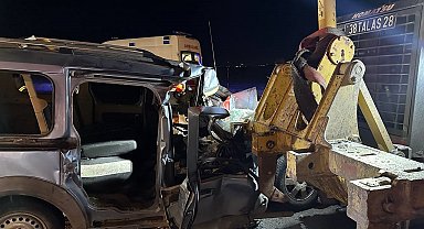 Hafif ticari araç iş makinesine çarptı: 1'i ağır 2 yaralı