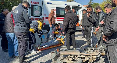 Hafif ticari araç motosikletle çarpıştı, o anlar güvenlik kamerasına yansıdı: 1 yaralı