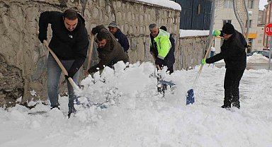 Hakkari çarşısında karla mücadele sürüyor