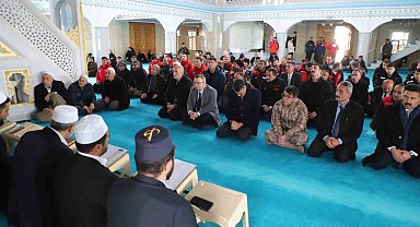 Hakkari deprem şehitlerini unutmadı