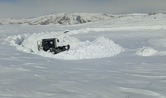 Hakkari'de 3 metreyi bulan karda yol açma çalışması