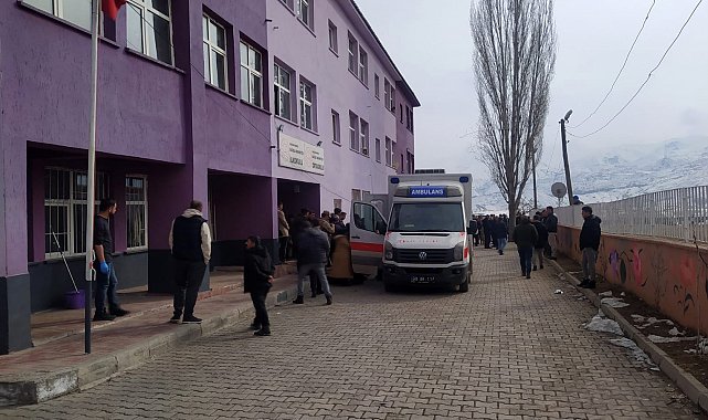Hakkari'de 34 öğrenci gıda zehirlenmesi şüphesiyle hastaneye kaldırıldı