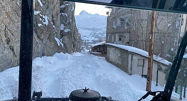 Hakkari'de karla mücadele çalışması sürüyor
