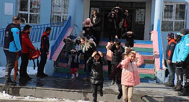 Hakkari'de "Deprem Anı ve Tahliye Tatbikatı" düzenlendi