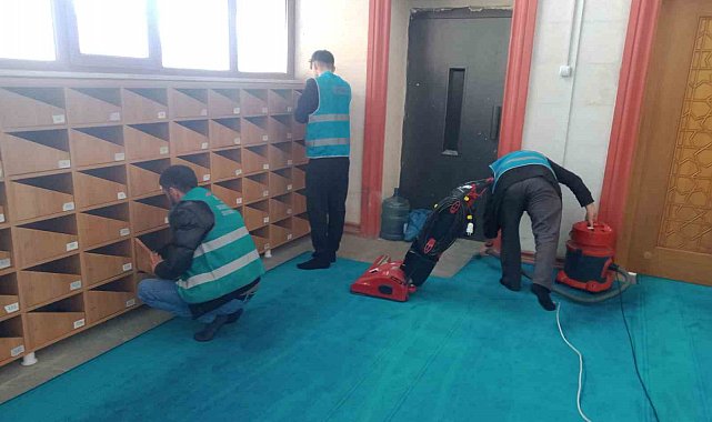 Hakkari'de yükümlüler cami temizledi