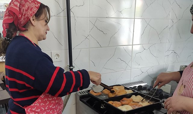 Halk Eğitim kursiyerleri, depremde hayatını kaybedenler için hayır yaptı