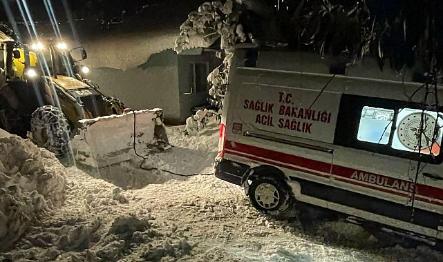 Hareket edemeyen ambulansın yardımına iş makinesi yetişti